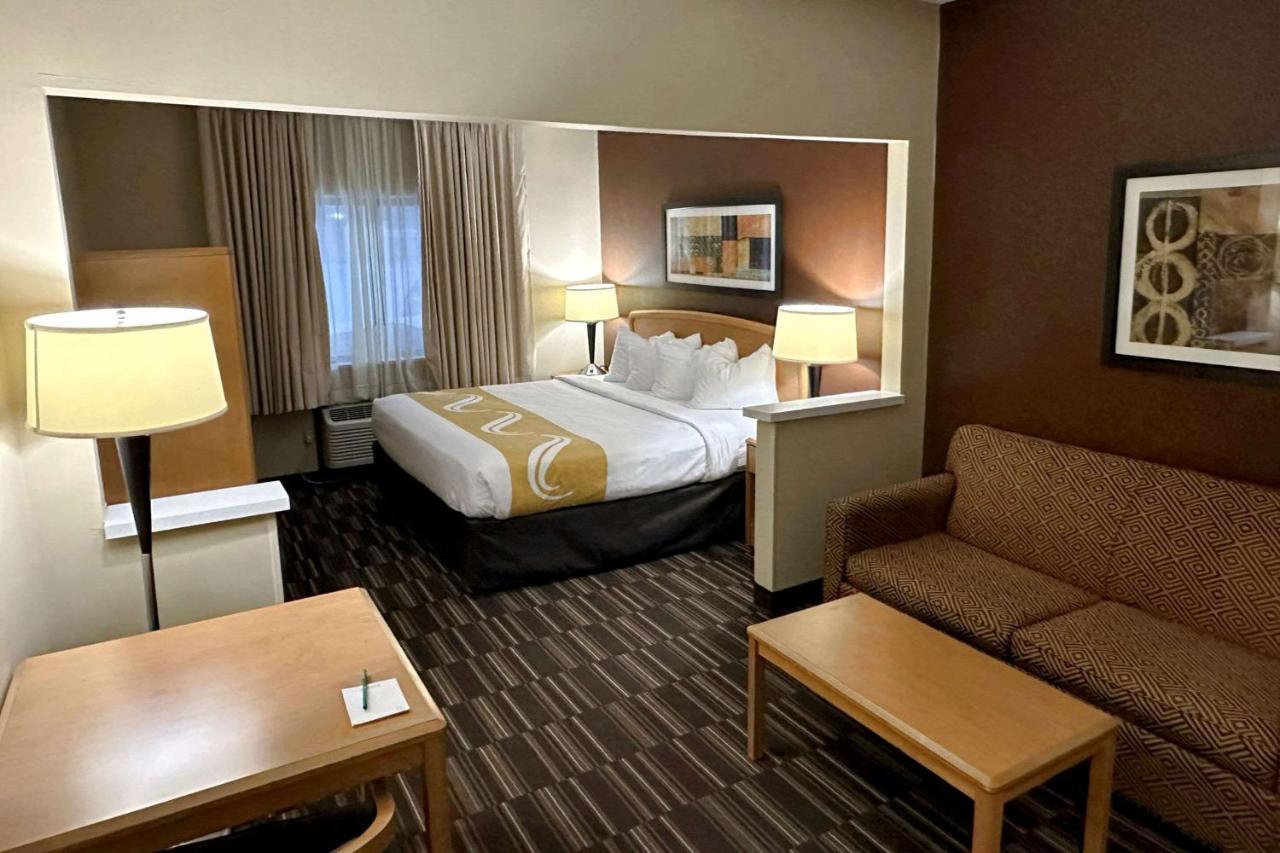 Quality Suites Near West Acres Fargo Esterno foto